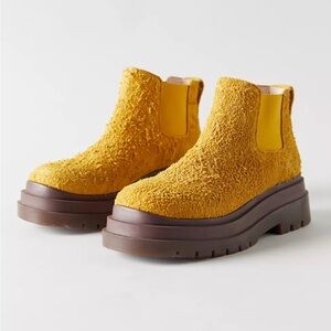 Urban Outfitters Dana Suede Leather Chelsea Boot Size 8